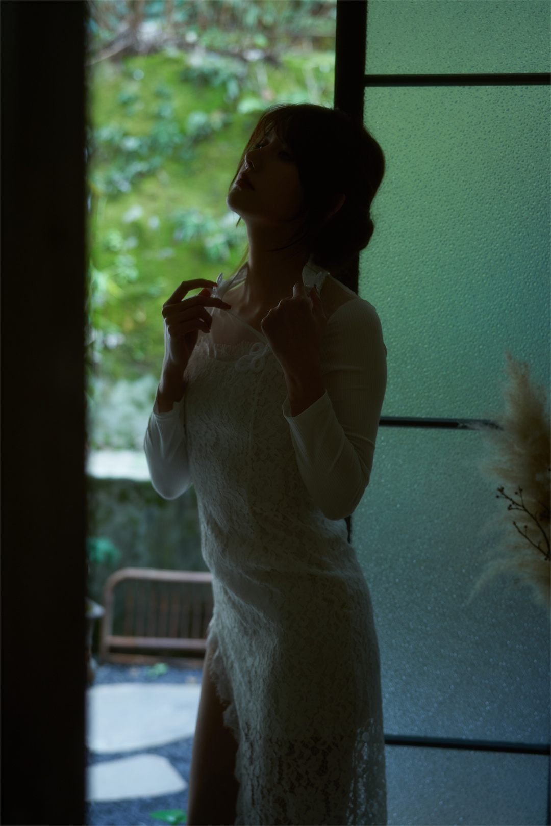 阿朱的奇幻自拍《晚烟》：优雅姿态与温柔眼神的完美结合
