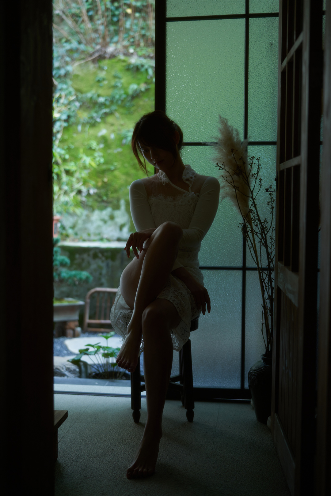 阿朱的奇幻自拍《晚烟》：优雅姿态与温柔眼神的完美结合-萌妹包